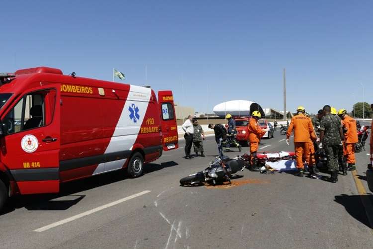 Os passageiros da moto se feriram