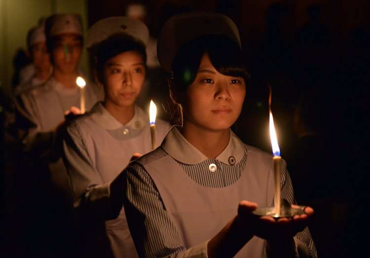 Estudantes de enfermagem em caminhada para homenagear os 70 anos da destruição da cidade