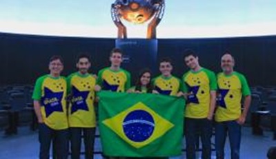 Estudantes da equipe brasileira passam por treinamentos intensivos para aprender a operar telescópios e a construir foguetes