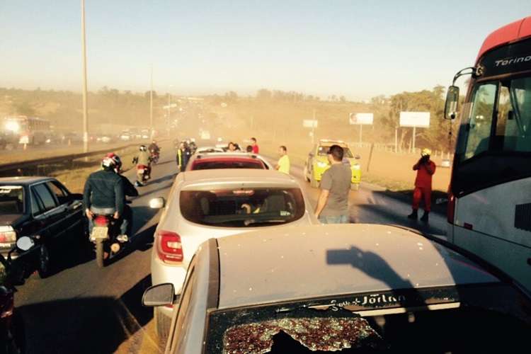 Engavetamento entre seis carros e dois ônibus