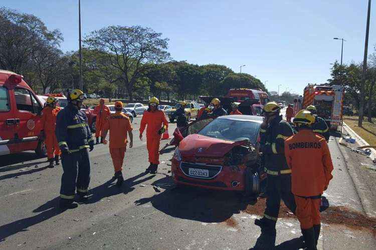 Um dos carros envolvidos no acidente