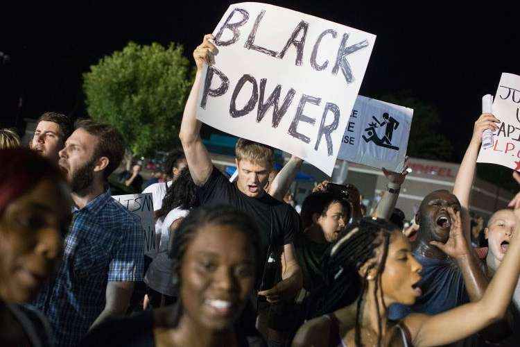 Manifestantes lembram primeiro aniversário de morte de Michael Brown