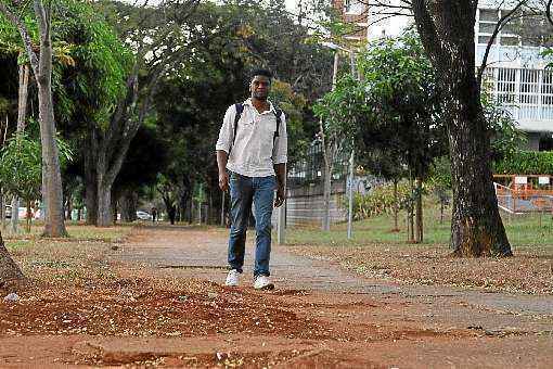 César Brasil percorre várias cidades do DF por causa do trabalho e diz que as dificuldades aparecem com sol ou com chuva nos passeios da capital