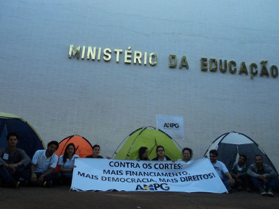 Manifestantes da ANPG acampam em frente ao MEC.