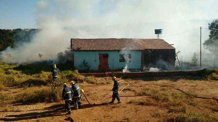 As chamas chegaram perto da residência, mas a atuação dos bombeiros foi rápida e impediu que o fogo se alastrasse