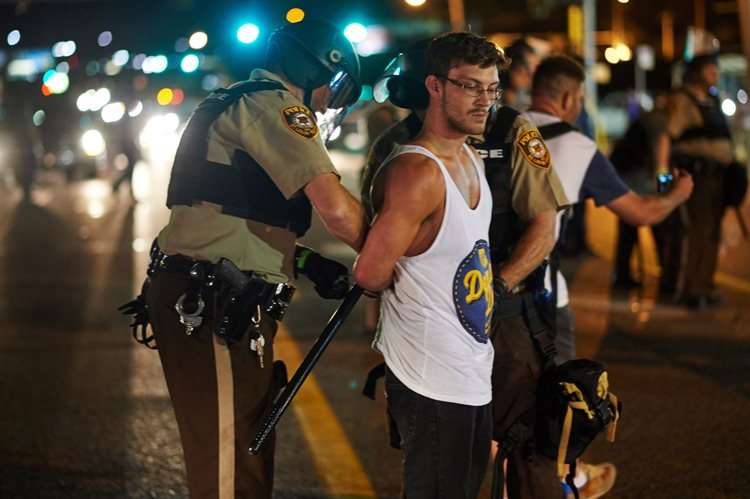 Homem é preso durante protestos em Ferguson