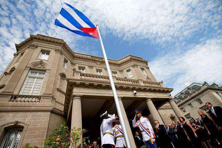 A bandeira cubana foi colocada em frente à embaixada do país em Washington, dia 20 de julho, marcando o restabelecimento das relações diplomáticas entre os dois países