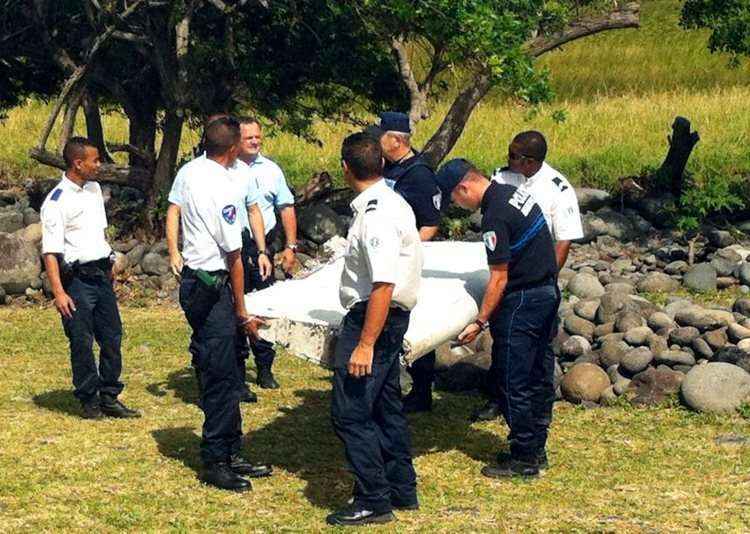 Policiais retiram pedaço da fuselagem do avião que foi encontrada na França