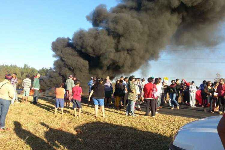 Manifestantes fazem barricadas e queimam pneus na BR-020