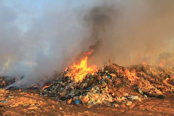 Lixão a céu aberto pega fogo em Alto Paraíso de Goiás