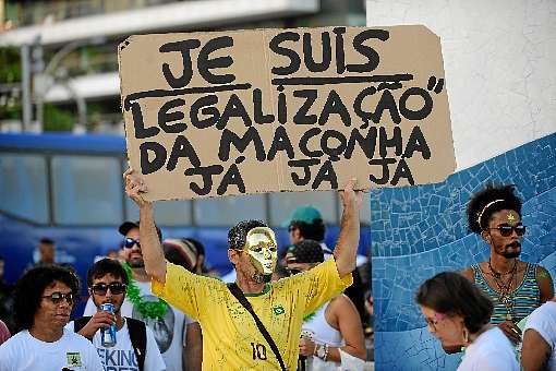 Jovem defende a legalização durante a Marcha da Maconha, no Rio: Associação Brasileira de Psiquiatria é contra