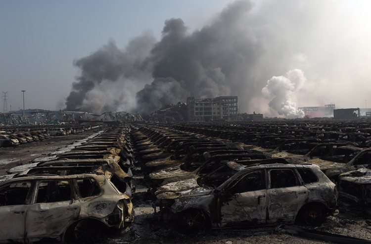 Carros próximos ao local foram destruídos por conta das explosões