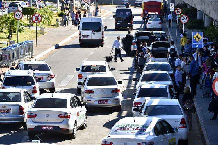 Taxistas vão ganhar ponto de apoio provisório, até a entrega de um definitivo