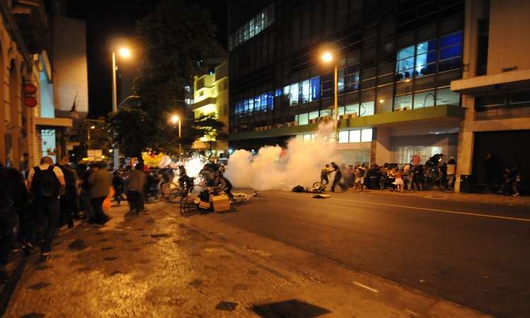 Manifestantes deixam o hotel em que se abrigaram durante conflito com a Polícia Militar