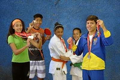 Ana Luiza (E), Íthalo, Monique, Fernanda e Robson estão entre os alunos de 12 a 14 anos que participarão dos Jogos Escolares da Juventude 2015, em Fortaleza