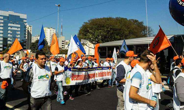 Manifestantes durante protesto na avenida Paulista em São Paulo