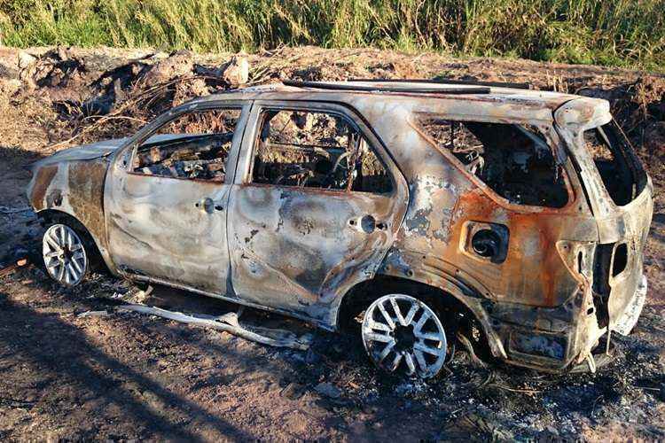 Policiais encontraram uma caminhonete Hilux incendiada em uma fazenda entre o Núcleo Bandeirante e Riacho Fundo