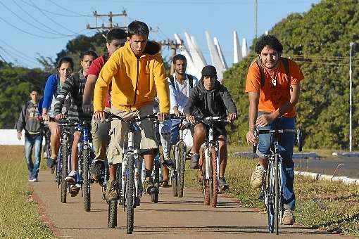 Ontem, grupo de 15 pessoas pedalou entre a Rodoviária do Plano Piloto e a Universidade de Brasília, na Asa Norte