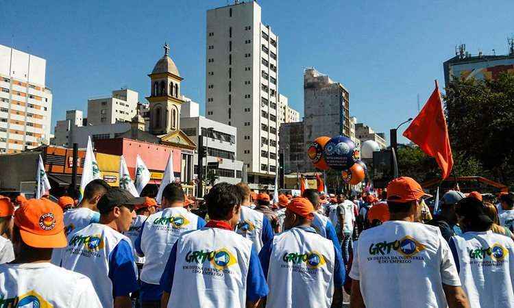 Trabalhadores ligados à Força Sindical durante manifestação contra a redução dos empregos nas metalurgias