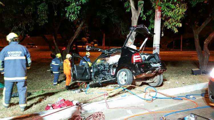 Em um deles, um carro bateu contra uma árvore no viaduto Ayrton Senna. No outro, três pessoas se machucaram após uma capotagem