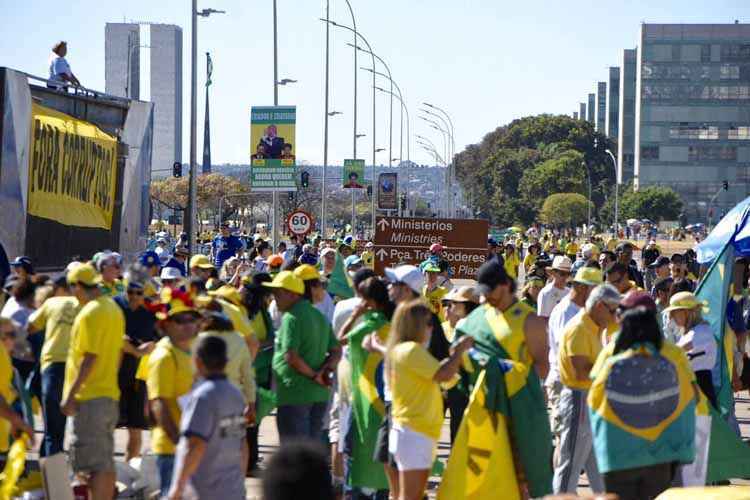 Brasileiros vão às ruas, neste domingo, para reclamar da corrupção na Petrobras, do ajuste econômico e cobrar o impeachment de Dilma