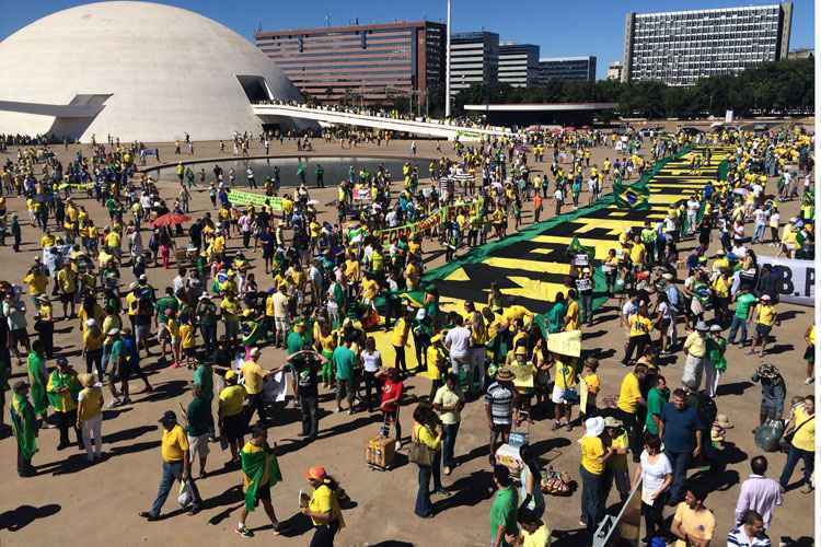 Brasileiros vão às ruas, neste domingo, para reclamar da corrupção na Petrobras, do ajuste econômico e cobrar o impeachment de Dilma