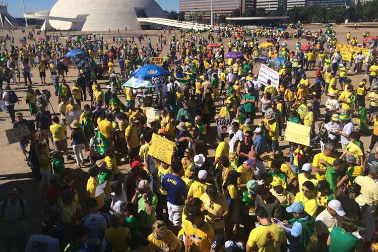 Brasileiros vão às ruas, neste domingo, para reclamar da corrupção na Petrobras, do ajuste econômico e cobrar o impeachment de Dilma