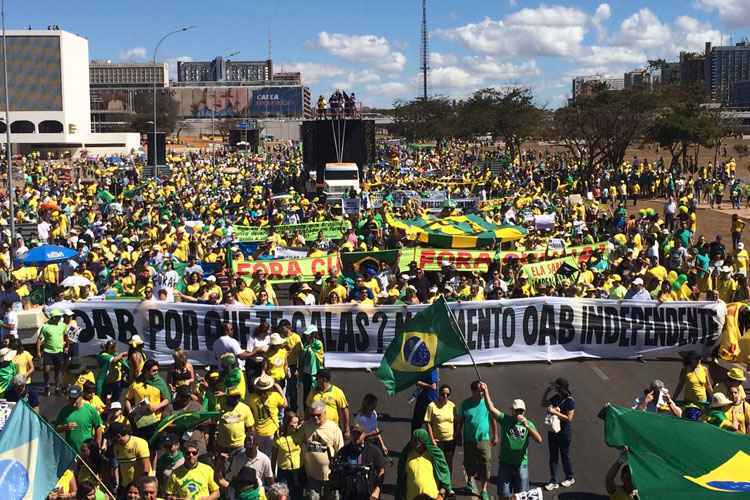 Brasileiros vão às ruas, neste domingo, para reclamar da corrupção na Petrobras, do ajuste econômico e cobrar o impeachment de Dilma