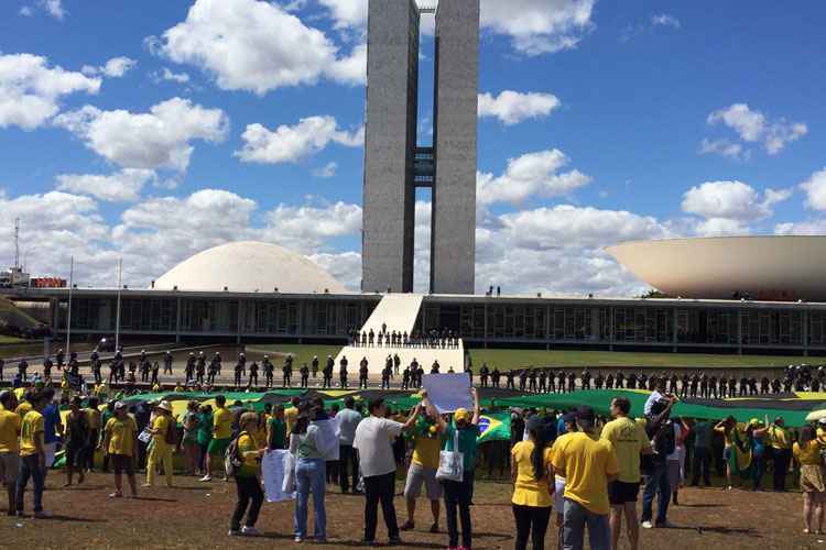 Brasileiros vão às ruas, neste domingo, para reclamar da corrupção na Petrobras, do ajuste econômico e cobrar o impeachment de Dilma