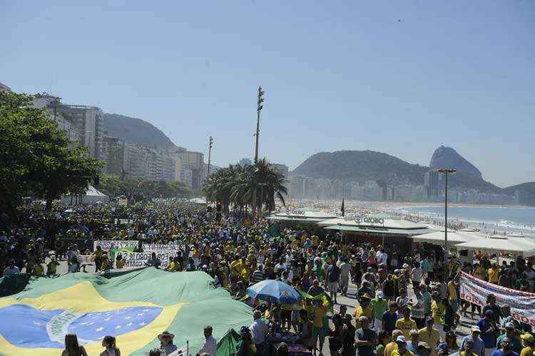 A caminhada, que reúne milhares de pessoas, já dura cerca de duas horas e segue sob sol forte