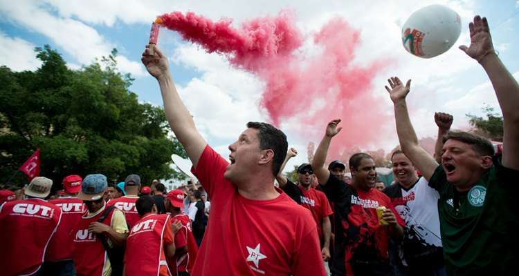 Vestindo camisetas vermelhas do PT, manifestantes entoam gritos de guerra em defesa do ex-presidente