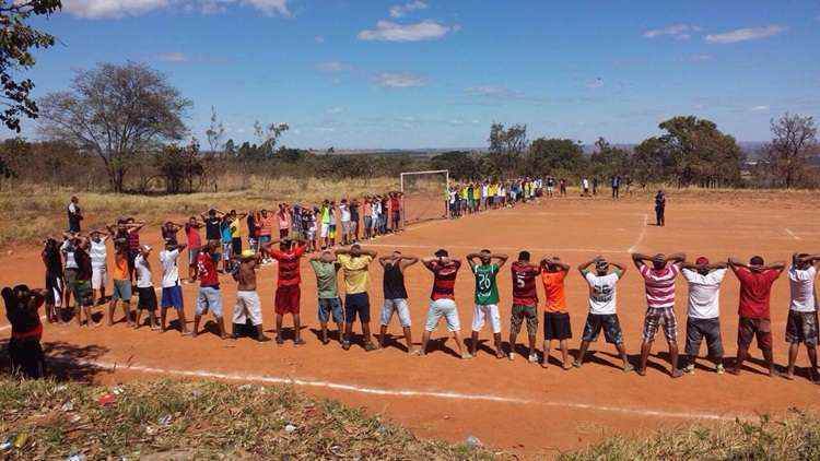 Pistola .40 estava em carro próximo ao campo