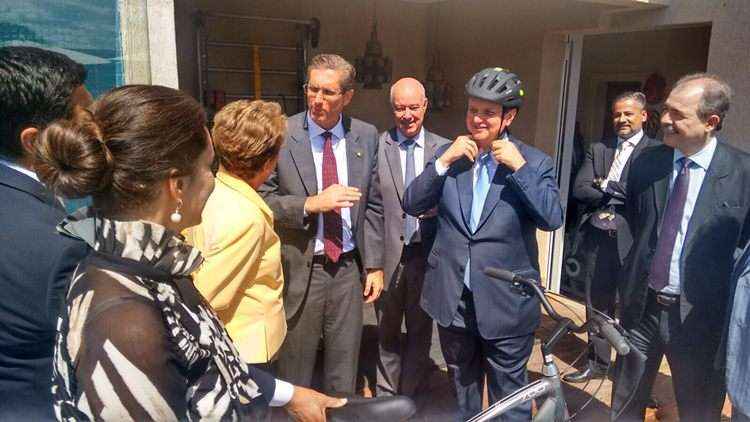 Dilma durante a entrega da bicicleta dada de presente ao ministro das Cidades Gilberto Kassab, cujo aniversário foi no último dia 12