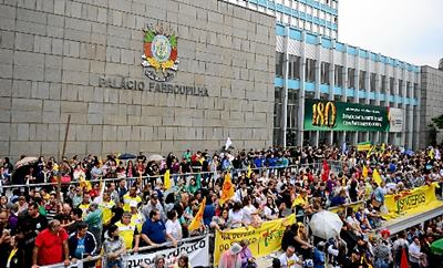 Servidores protestam em frente ao Palácio Farroupilha, a sede da Assembleia Legislativa do Rio Grande do Sul: mobilização total