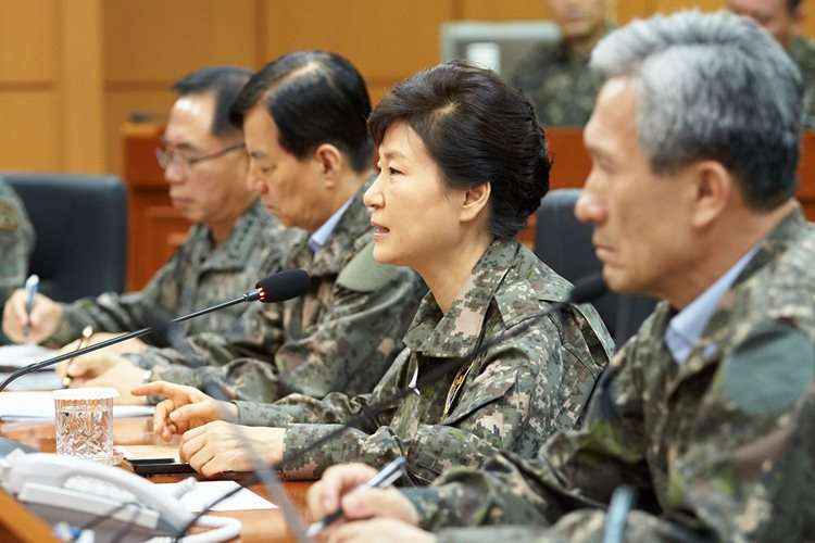 A presidente da Coreia do Sul vestida com uniforme militar para simbolizar o preparo do país ao conflito com o vizinho do norte