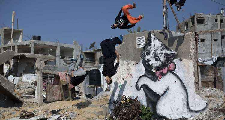 Obra do artista Banksy na cidade de Beit Hanun, localizada na Faixa de Gaza