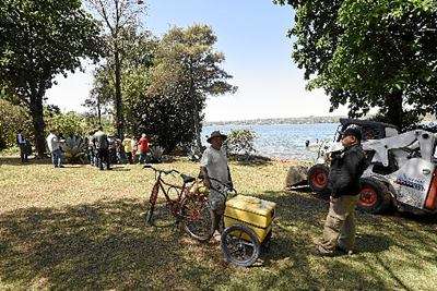 Enquanto funcionários do GDF trabalhavam, vendedor passava pelo local