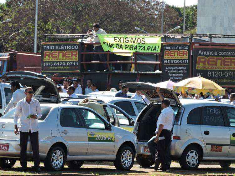 Taxistas protestaram contra o Uber, sem sucesso: governo vetou trecho de projeto que proibiria a circulação dos carros do aplicativo em Brasília