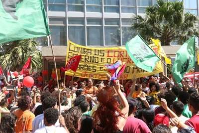 Manifestantes começaram a concentração no ministério às 10h desta sexta