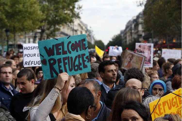 Muitos manifestantes, de todas as idades, chegavam com a família à Place de la République, ponto de encontro combinado nas redes sociais