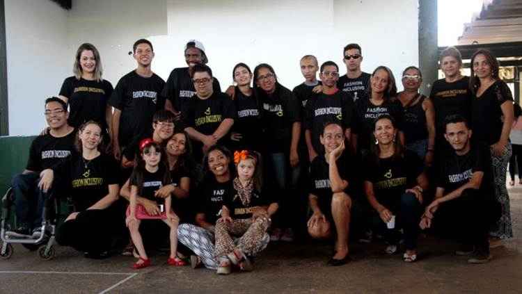 Integrantes do Fashion Inclusivo, em desfile da escola: pessoas de várias idades e com diferentes características participam da iniciativa