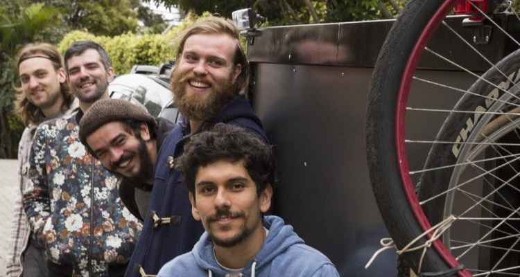 Banda gaúcha Apanhador Só sai em turnê na sala de fãs de todo o país