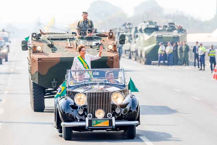 Presidente chegou ao palanque de autoridades no Rolls Royce presidencial aberto