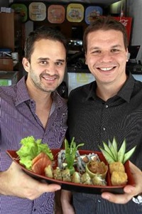 Amigos de infância são responsáveis por rede de comida oriental presente em três regiões do país. Franquia deve chegar às 50 unidades ainda este ano