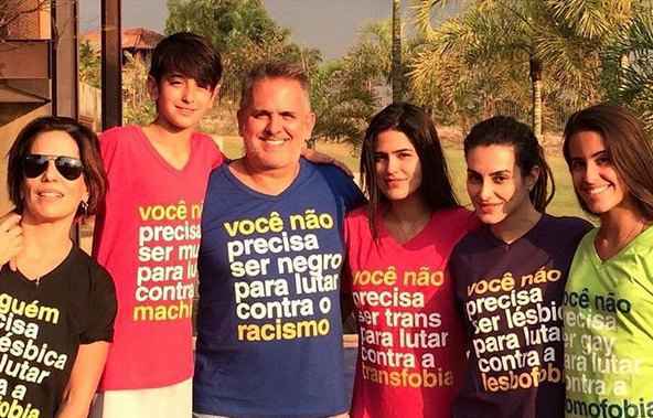 Glória Pires e família aparecem com camisas que lutam contra preconceito