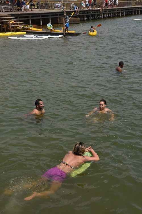 Banhistas fogem para o Lago Paranoá: alívio para o calor.