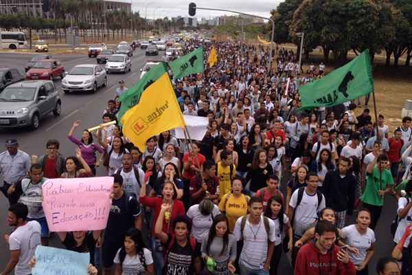 Cerca de 500 estudantes seguem até o Palácio do Buriti