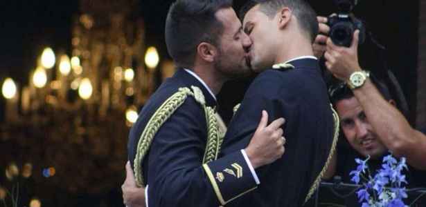 Após 10 anos de regularização da união homoafetiva na Espanha, dois agentes entram para história como o primeiro casal gay na Polícia Nacional