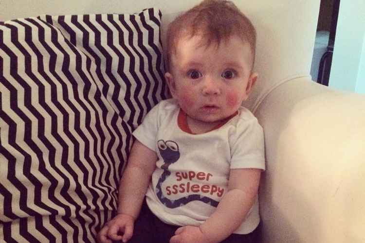 Familiares precisarão esperar quatro anos para operar Samuel. Até lé, o bebê dependerá de medicamentos para se desenvolver normalmente.