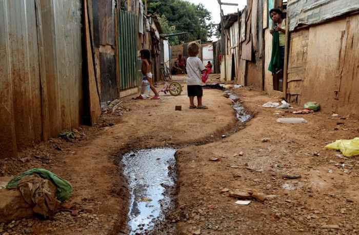 Na Estrutural, crianças brincam ao lado de esgoto a céu aberto